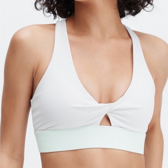 🌟NEW & NEVER WORN 🌟Fabletics Oasis Twist Sports Bra - Picture 3 of 5